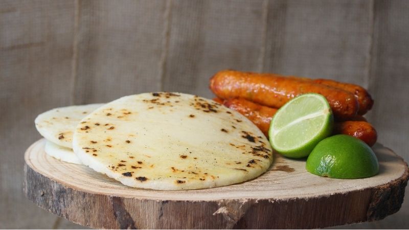 arepas colombianas con chorizo