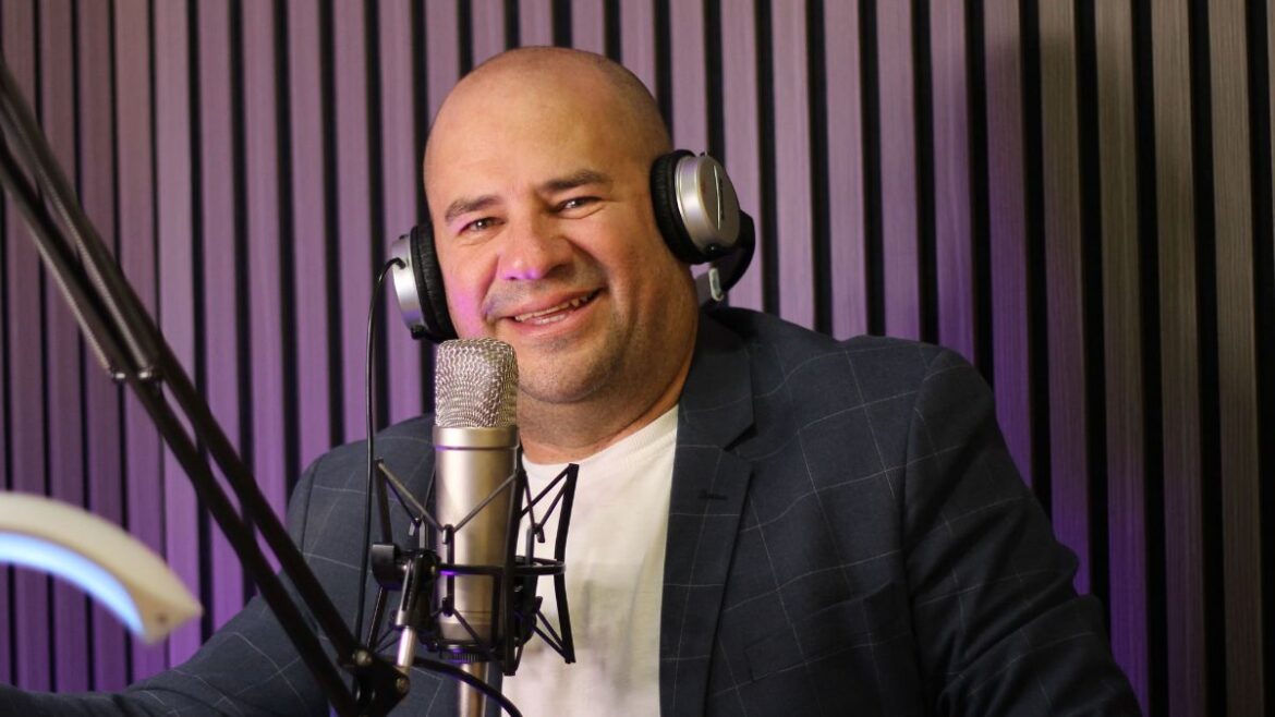 Emerson Reyes, locutor colombiano en Madrid, hablando frente al micrófono en el estudio de Diversa Radio 96.7 FM.