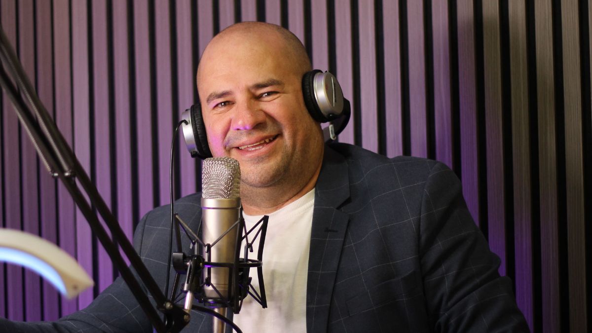 Emerson Reyes, locutor colombiano en Madrid, hablando frente al micrófono en el estudio de Diversa Radio 96.7 FM.
